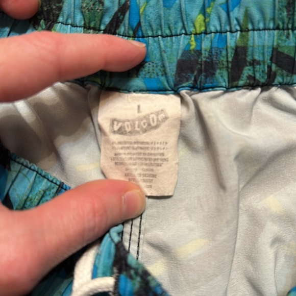 Men’s Large Volcom Swim Shorts with Pockets - Picture 4 of 4